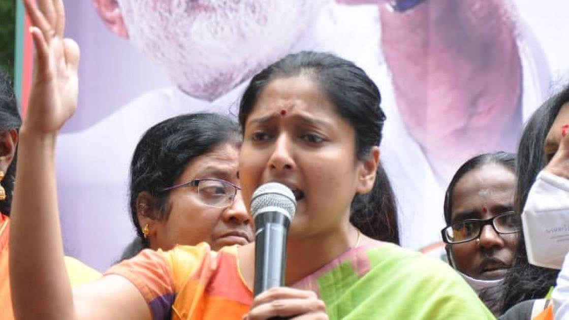 “இனி உங்க தாய்மொழிலயே ட்வீட் போடுங்க மேடம்” : அமித்ஷாவுக்கு முட்டுக் கொடுக்க வந்து மாட்டிக்கொண்ட காயத்ரி!