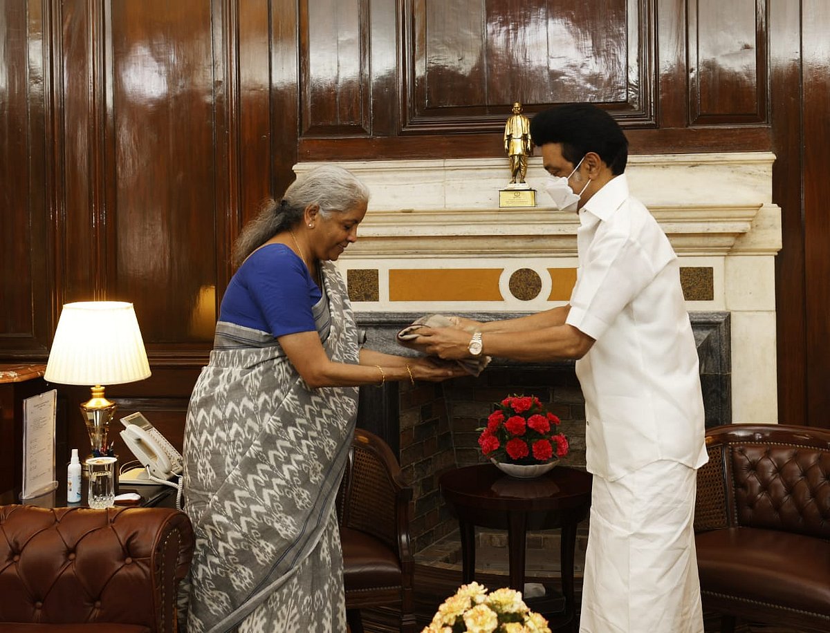 முதல்வர் மு.க.ஸ்டாலினின் இன்றைய டெல்லி விசிட்: நிர்மலா சீதாராமனுக்கு பொருநை நாகரிகம் புத்தகம் பரிசளிப்பு!