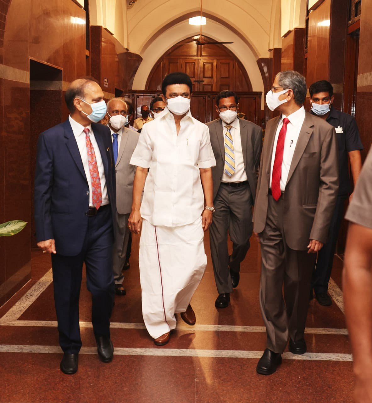 “தமிழ் மொழி உயர்நீதிமன்றத்தில் வழக்காடு மொழியாக்கப்பட வேண்டும்” : மேடையிலேயே கோரிக்கை வைத்த முதல்வர்!