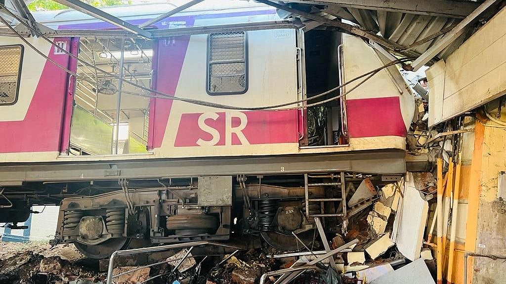 சென்னையில் கட்டுப்பாட்டை இழந்து நடைமேடையில் ஏறிய மின்சார ரயில்.. கடற்கரை ரயில் நிலையத்தில் பரபரப்பு!