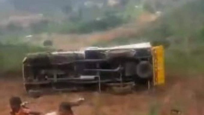 கட்டுப்பாட்டை இழந்து 50 அடி பள்ளத்தில் கவிழ்ந்த வாகனம் : ஒரே ஊரைச் சேர்ந்த 8 பேர் பலி - 20 பேர் படுகாயம்!