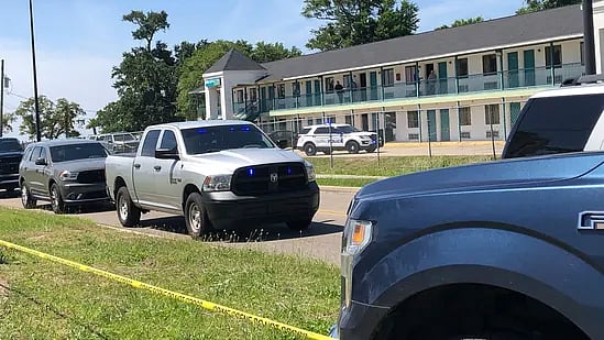 தேர்தலில் வெற்றி பெற்ற அடுத்த நாளே.. பிரான்ஸ் அதிபர் மேக்ரான் மீது தக்காளி வீச்சு! #5IN1_WORLD