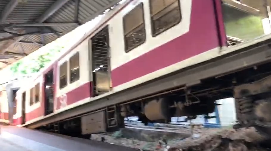 சென்னையில் கட்டுப்பாட்டை இழந்து நடைமேடையில் ஏறிய மின்சார ரயில்.. கடற்கரை ரயில் நிலையத்தில் பரபரப்பு!