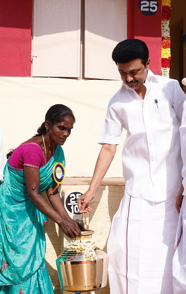 விழுப்புரம் சமத்துவபுரத்தை பட்டியலின பெண்ணை வைத்து ரிப்பன் வெட்டி திறக்கச் செய்த முதல்வர் மு.க.ஸ்டாலின்!