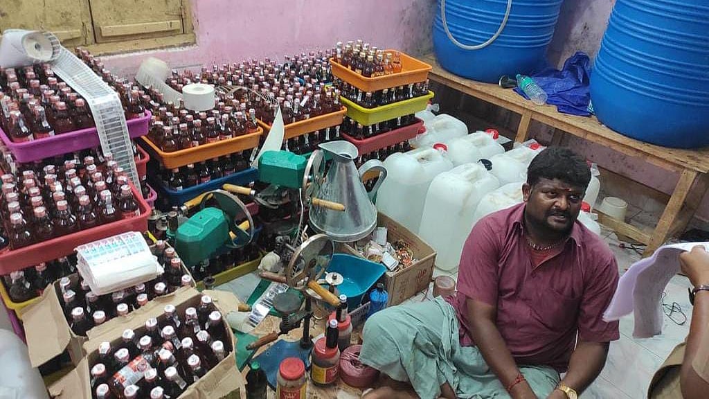 “வீட்டை வாடகை எடுத்து போலி மதுபான தயாரிப்பு - 5 பேரை மடக்கி பிடித்த போலிஸ்” : துப்பு துலங்கியது எப்படி ?