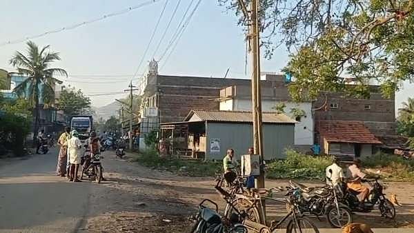 ஒருதலையாக காதலித்து சிறுமியிடம் அத்துமீறல்: தட்டிக்கேட்ட தந்தை மீது நாட்டுவெடி வீச்சு; வாலிபர் வெறி செயல்