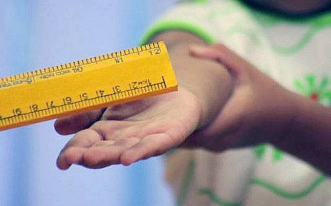 A,B,C,D படிக்காததால் UKG படிக்கும் மாணவன் மீது தாக்குதல்.. மூச்சுத்திணறி மயங்கிய சிறுவனுக்கு சிகிச்சை!