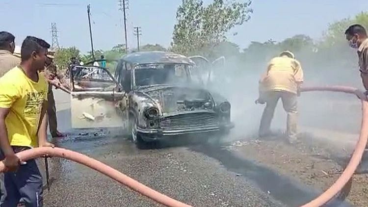 மெக்கானிக் ஷாப்புக்கு செல்லும் போது நடந்த விபரீதம்.. நடுரோட்டில் தீ பிடித்து எரிந்த கார்!