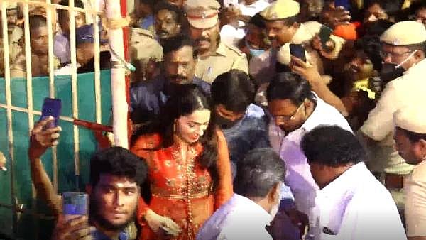 பாட்டு பாட வந்த ஆண்ட்ரியாவை ஆட்டம் போடச் சொன்னதால் கோபம்.. கோவில் திருவிழாவில் ரசிகர்கள் ரகளை!