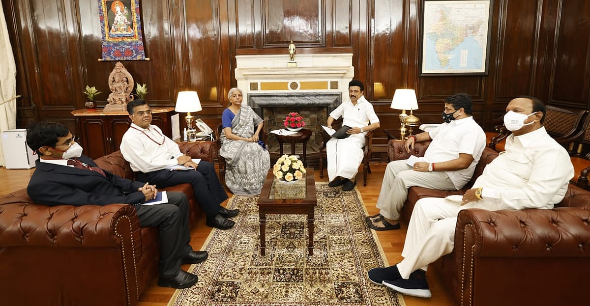 முதல்வர் மு.க.ஸ்டாலினின் இன்றைய டெல்லி விசிட்: நிர்மலா சீதாராமனுக்கு பொருநை நாகரிகம் புத்தகம் பரிசளிப்பு!