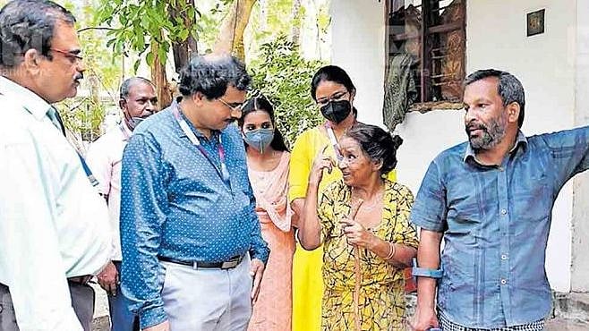 மனிதநேயத்திற்கு எடுத்துக்காட்டு.. வீட்டை ஜப்தி செய்யச் சென்ற வங்கி மேலாளரின் செயலால் நெகிழ்ச்சி!