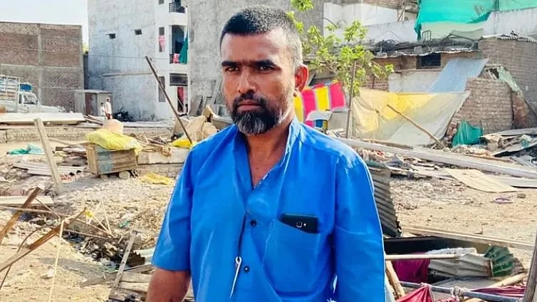 “எனக்கு ரெண்டு கையுமே இல்ல.. நான் எப்படி கல்லெறிய முடியும்?” : குற்றம்சாட்டப்பட்ட இளைஞர் கண்ணீர்!