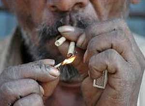 “ஒரு பீடி கேட்டதுக்கு தரல சார்.. அதான் கல்லை தூக்கிப் போட்டு கொன்னுட்டேன்” : போலிஸாரை அதிரவைத்த வாலிபர்!