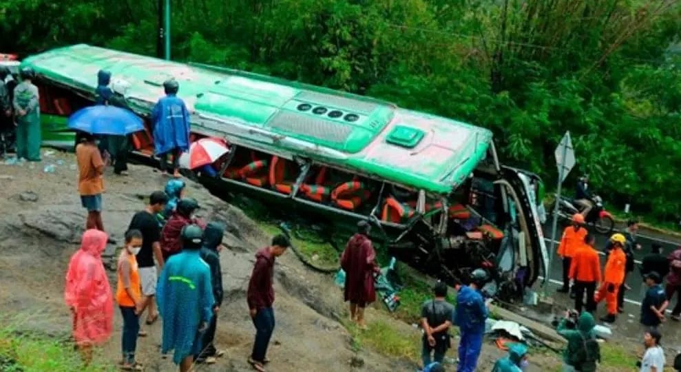 இலங்கையில் பெட்ரோல் வாங்க உச்சவரம்பு நிர்ணயம்.. பள்ளத்தில்  கவிழ்ந்த பேருந்து - 35 பேர் பலி! #5IN1_WORLD