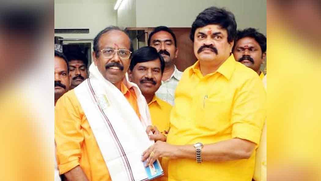 சிக்கும் அதிமுக மா.செ.. அரசு வேலை வாங்கித் தருவதாக பல லட்சம் மோசடி.. தம்பியே புகார் கொடுத்ததால் பரபரப்பு!