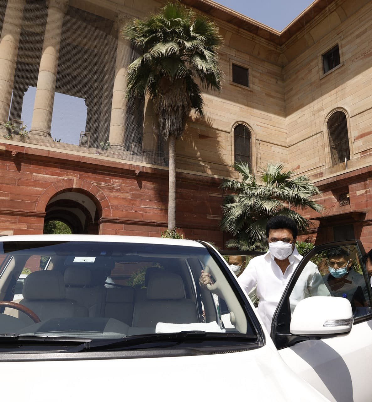 முதல்வர் மு.க.ஸ்டாலினின் இன்றைய டெல்லி விசிட்: நிர்மலா சீதாராமனுக்கு பொருநை நாகரிகம் புத்தகம் பரிசளிப்பு!