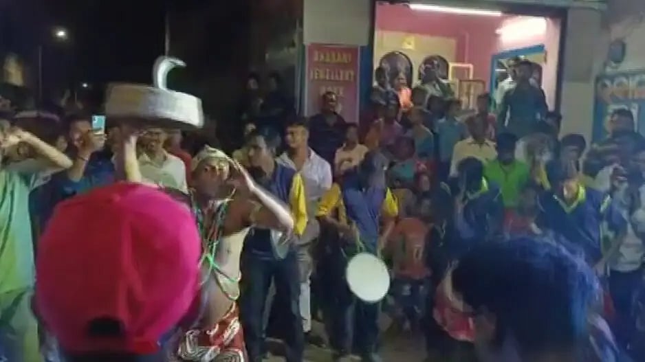 ’நிஜ நாகத்துடன் நாகினி ஆட்டம் ஆடி கும்மாளம் போட்ட கல்யாண கும்பல்’ - அதிக ஒலியால் அதிர்ந்து போன பாம்பு!