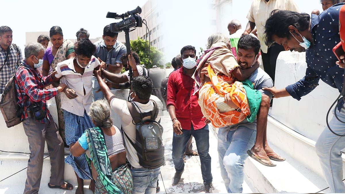 "ஒருபுறம் செய்தி சேகரிப்பு.. மறுபுறம் மீட்புப் பணிகள்" : மனிதநேயத்துடன் செயல்பட்ட பத்திரிகையாளர்கள்!