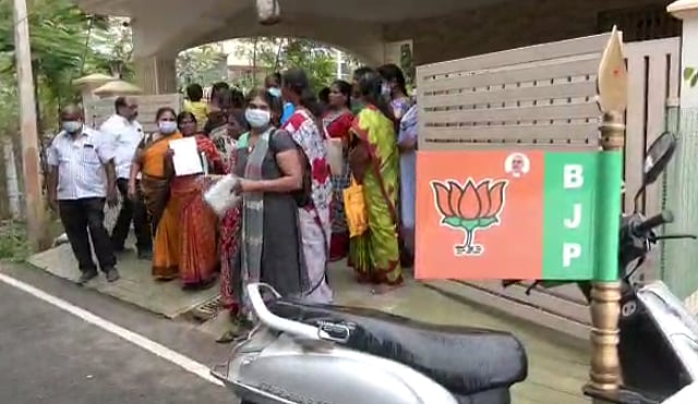 ’1 லட்சம் கொடுத்தா 2.16 லட்சம் தரேன்’ : ஆசைக்காட்டி மோசம் செய்த பாஜக நிர்வாகி.. ரவுண்ட்அப் செய்த பெண்கள்!