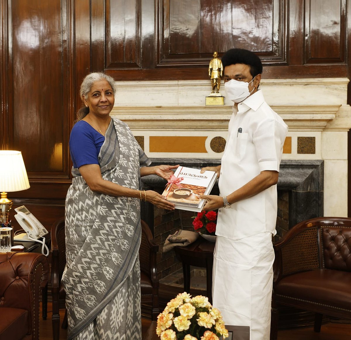 முதல்வர் மு.க.ஸ்டாலினின் இன்றைய டெல்லி விசிட்: நிர்மலா சீதாராமனுக்கு பொருநை நாகரிகம் புத்தகம் பரிசளிப்பு!