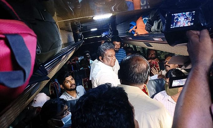 ’காச திருப்பி கொடுங்க’..  தனியார் பேருந்தில் திடீர் விசிட்: அதிரடி காட்டிய அமைச்சர் எஸ்.எஸ்.சிவசங்கர்!