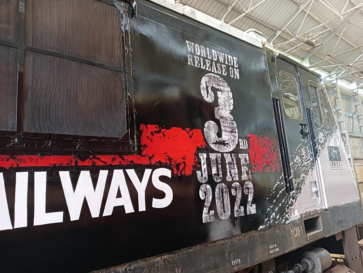 “ஆரம்பிக்கலாங்களா..?” - ‘விக்ரம்’ ஃபர்ஸ்ட் லுக்.. ரயிலில் ஸ்டிக்கர் ஒட்டி அசத்தல் : வைரலாகும் வீடியோ!