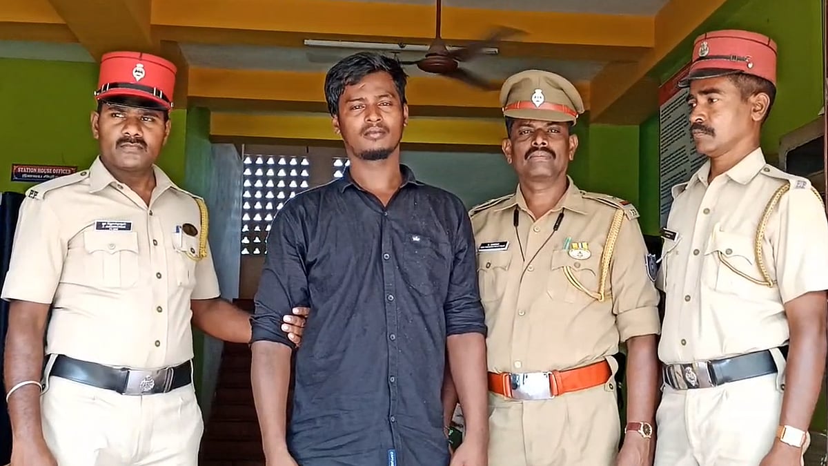 நாட்டு வெடிகுண்டுகளுடன் பைக்கில் உலா வந்த பிரபல ரவுடி- “கொலை திட்டமா?” : மடக்கிப்பிடித்து போலிஸ் விசாரணை!