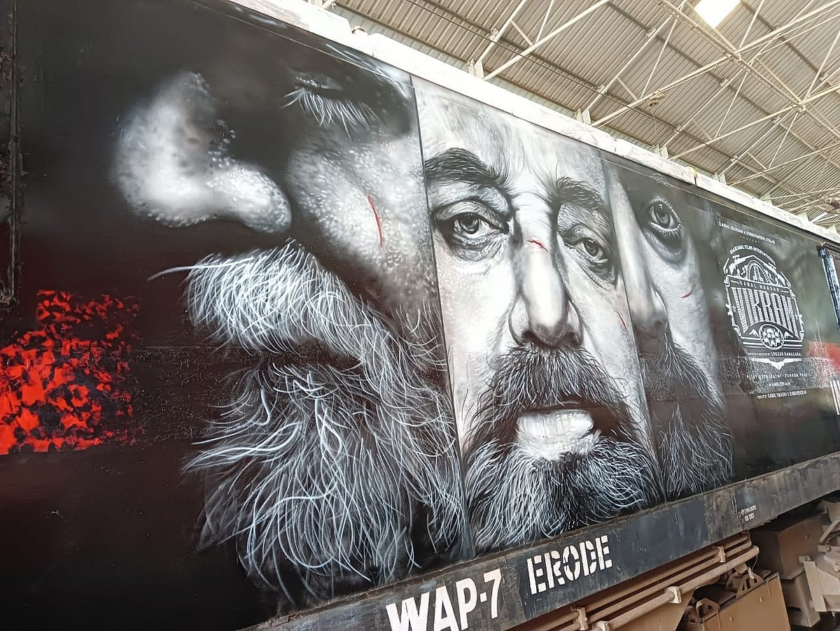 “ஆரம்பிக்கலாங்களா..?” - ‘விக்ரம்’ ஃபர்ஸ்ட் லுக்.. ரயிலில் ஸ்டிக்கர் ஒட்டி அசத்தல் : வைரலாகும் வீடியோ!