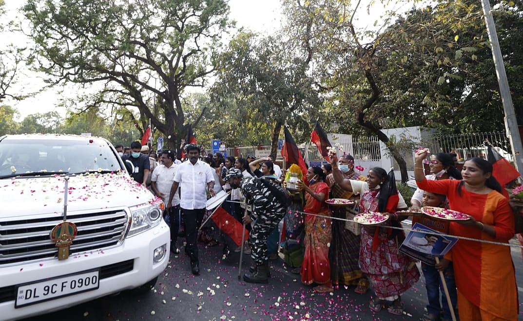 “கொடி பறக்குதா..?” : டெல்லியில் தடத்தை வலுவாகப் பதித்த தி.மு.க : அண்ணா – கலைஞர் அறிவாலயம் திறப்பு!