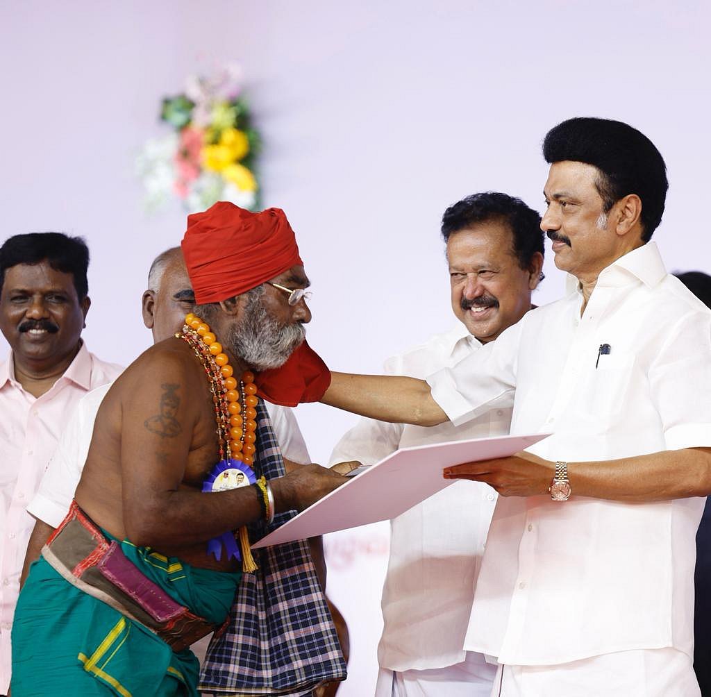 விழுப்புரம் சமத்துவபுரத்தை பட்டியலின பெண்ணை வைத்து ரிப்பன் வெட்டி திறக்கச் செய்த முதல்வர் மு.க.ஸ்டாலின்!