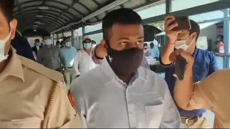 “17 வயதில் முதல் கிரைம்.. இரட்டை இலைக்கு பேரம்.. பல கோடி ரூபாய் மோசடி”: யார் இந்த சுகேஷ் - பகீர் பின்னணி?