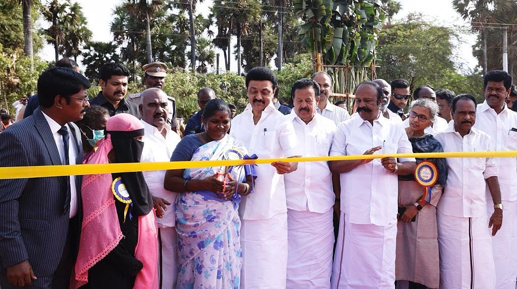 விழுப்புரம் சமத்துவபுரத்தை பட்டியலின பெண்ணை வைத்து ரிப்பன் வெட்டி திறக்கச் செய்த முதல்வர் மு.க.ஸ்டாலின்!