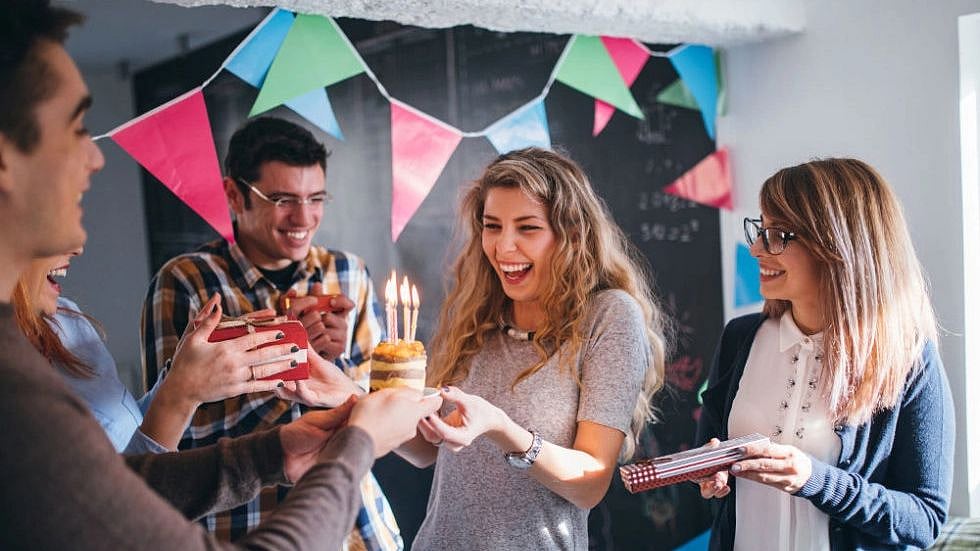 “Birthday கொண்டாடுனது ஒரு குத்தமாய்யா..?” - ஊழியருக்கு 3.4 கோடி இழப்பீடு வழங்கிய நிறுவனம் : காரணம் என்ன?