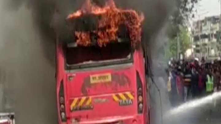 மளமளவென தீப்பிடித்து எரிந்த பேருந்து.. சமயோசிதமாக செயல்பட்டு பயணிகளை காப்பாற்றிய ஓட்டுநர் - நடந்தது என்ன?