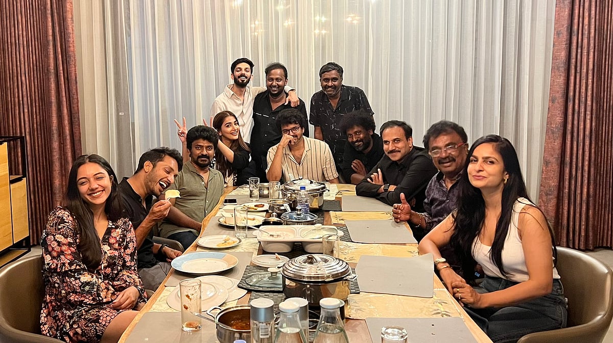பீஸ்ட் பட குழுவினருக்கு விருந்து வைத்து ஜமாய்த்த நடிகர் விஜய்.. வைரலாகும் ட்ரீட் போட்டோ!