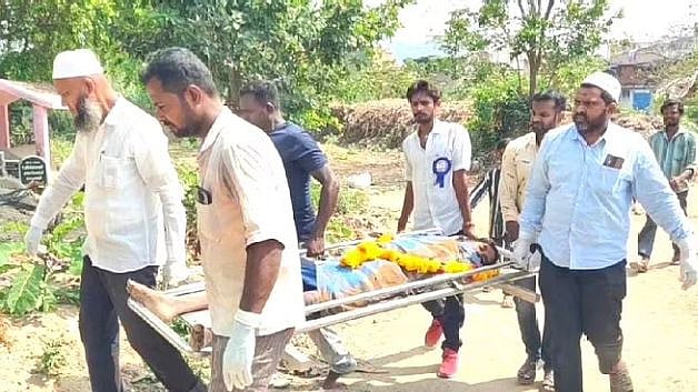 “இந்து இளைஞரின் உடலைச் சுமந்து சென்று அடக்கம் செய்த இஸ்லாமியர்கள்” : வேலூரி நெகிழ்ச்சி சம்பவம் !