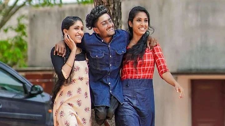 நட்புக்கு ஆண் - பெண் பேதம் தெரியாது.. தோழனை தோளில் சுமக்கும் தோழிகள்: வைரல் வீடியோவில் இருப்பவர்கள் யார்?