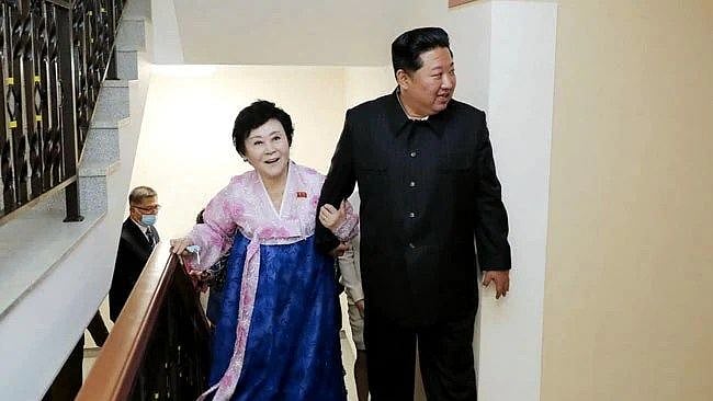 “தந்தை இறப்பு முதல் அணு ஆயுத சோதனை வரை” : பெண் பத்திரிக்கையாளருக்கு அதிபர் கிம் கொடுத்த சர்ப்ரைஸ் கிப்ட்!