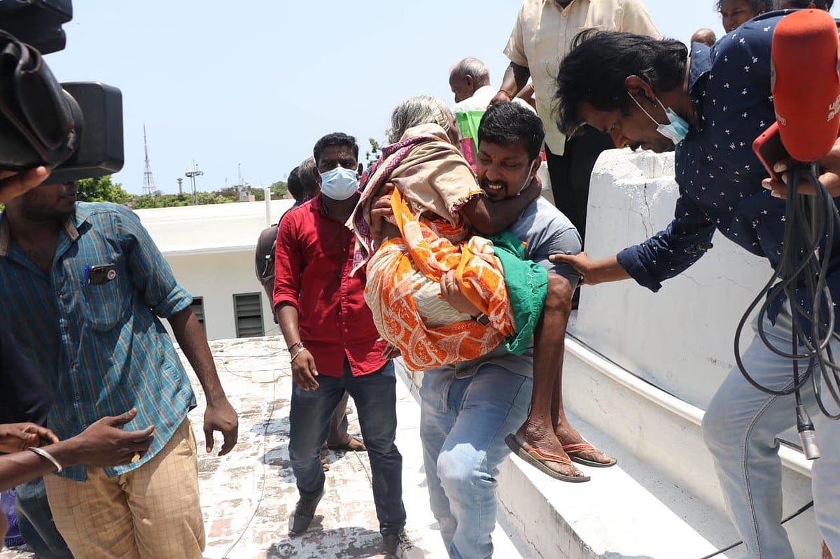 "ஒருபுறம் செய்தி சேகரிப்பு.. மறுபுறம் மீட்புப் பணிகள்" : மனிதநேயத்துடன் செயல்பட்ட பத்திரிகையாளர்கள்!