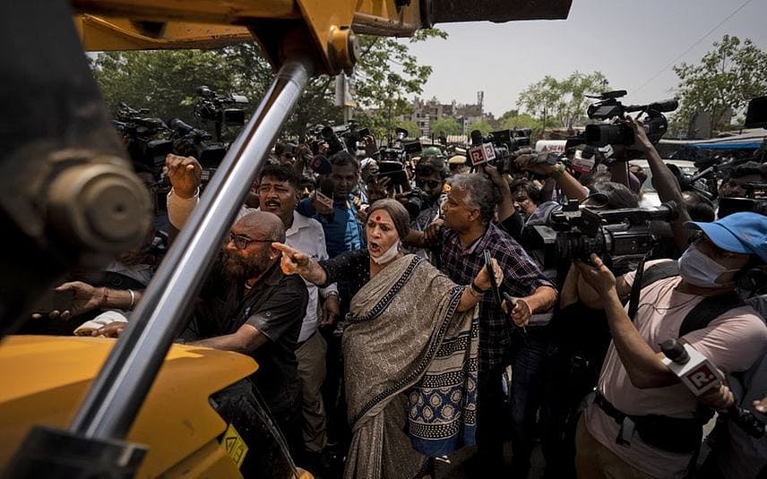 இஸ்லாமிய மக்களை அச்சுறுத்த.. பா.ஜ.க கையில் எடுத்துள்ள ‘புல்டோசர்’ ஆயுதம்!