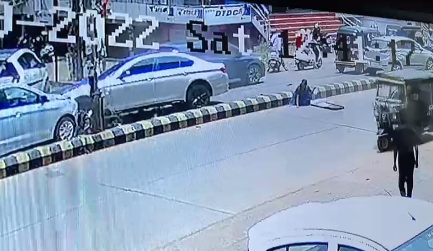 அதிவேகம்.. மீடியனை தாண்டி பறந்த BMW கார் : தூக்கி வீசப்பட்ட பைக்கில் வந்த பெண் - பதறவைக்கும் CCTV காட்சி!