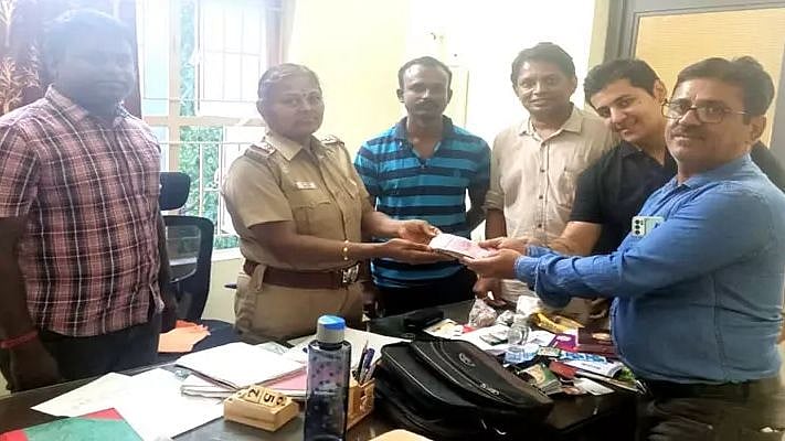 ரூ.1.50 லட்சம் பணத்தைத் தவறவிட்ட வடமாநில வியாபாரி.. 
1 மணி நேரத்தில் மீட்டுக் கொடுத்த தமிழ்நாடு போலிஸ்!