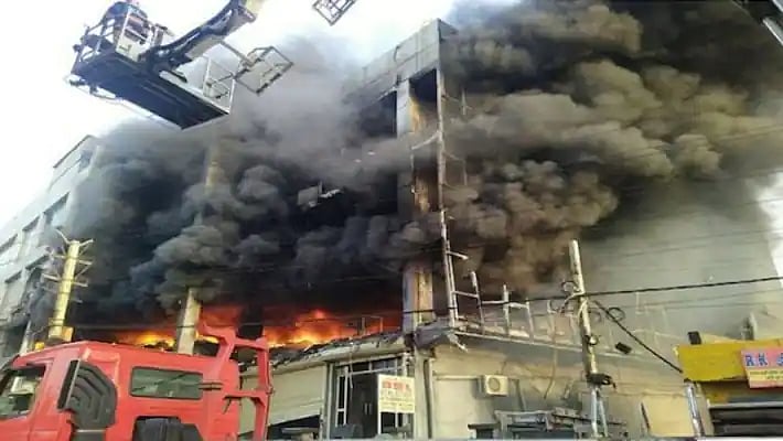 வணிக வளாக தீ விபத்தில் உடல் கருகி 27 பேர் பலி.. டெல்லியில் கோர சம்பவம் - மீட்புப் பணி படங்கள்! 