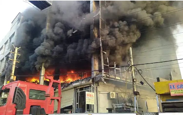 வணிக வளாக தீ விபத்தில் உடல் கருகி 27 பேர் பலி.. டெல்லியில் கோர சம்பவம் - மீட்புப் பணி படங்கள்! 