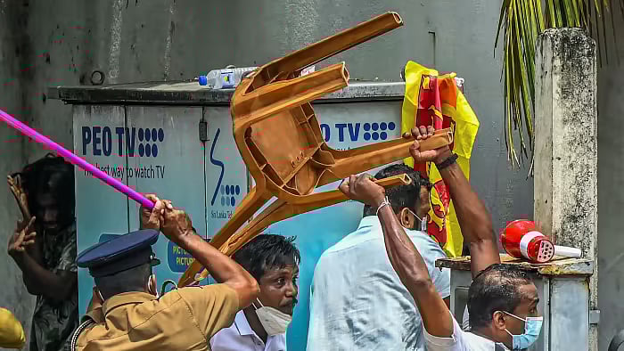 “ராஜபக்சே வீட்டுக்கு தீ வைப்பு - ஆளும் கட்சி MP உயிரிழப்பு” : இலங்கையில் என்ன நடக்கிறது?