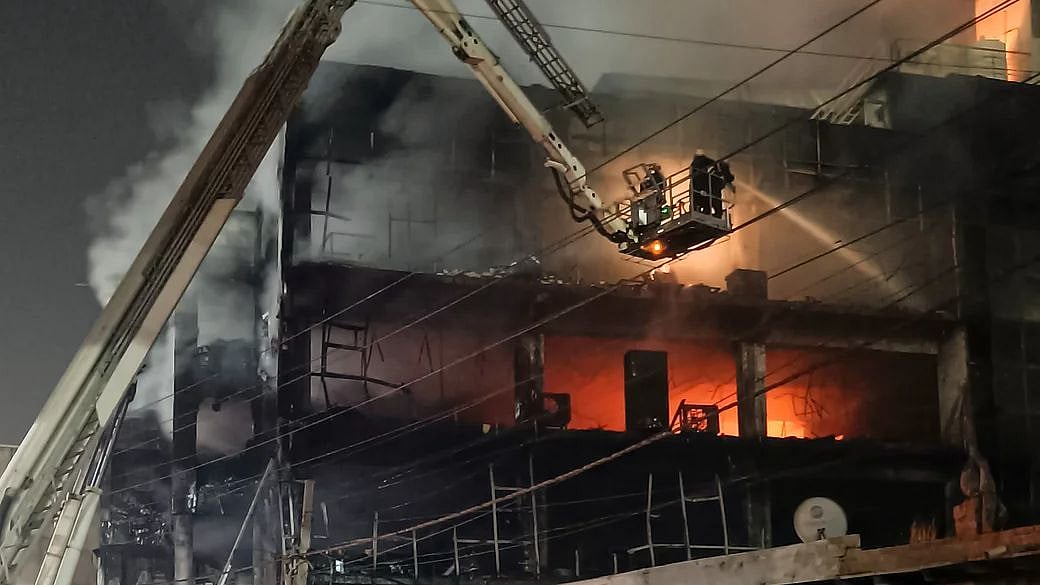 வணிக வளாக தீ விபத்தில் உடல் கருகி 27 பேர் பலி.. டெல்லியில் கோர சம்பவம் - மீட்புப் பணி படங்கள்! 