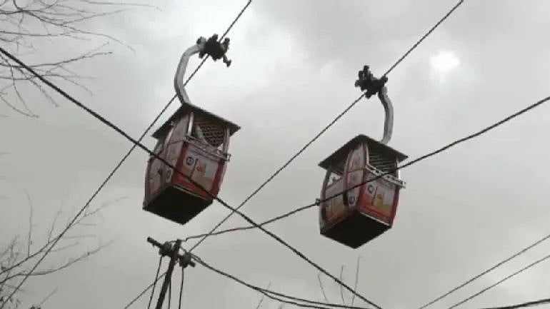 நடுவானில் நின்ற ரோப்கார்.. அந்தரத்தில் தொங்கிய 40 பேர் : நெஞ்சை பதறவைக்கும் வீடியோ காட்சி !