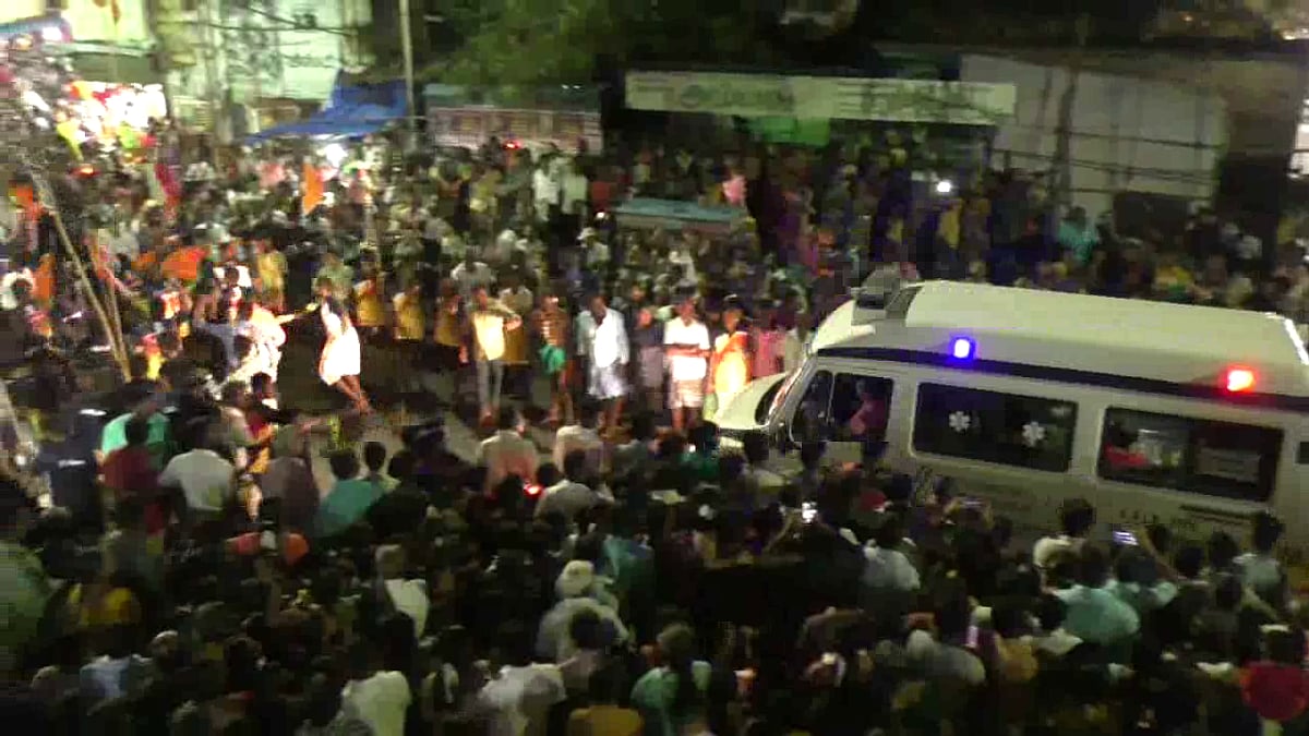 திருவிழா கொண்டாட்டத்தை ஒத்திவைத்து ஆம்புலன்ஸுக்கு வழிவிட்ட இளைஞர்கள் பட்டாளம்.. மணப்பாறையில் நெகிழ்ச்சி!