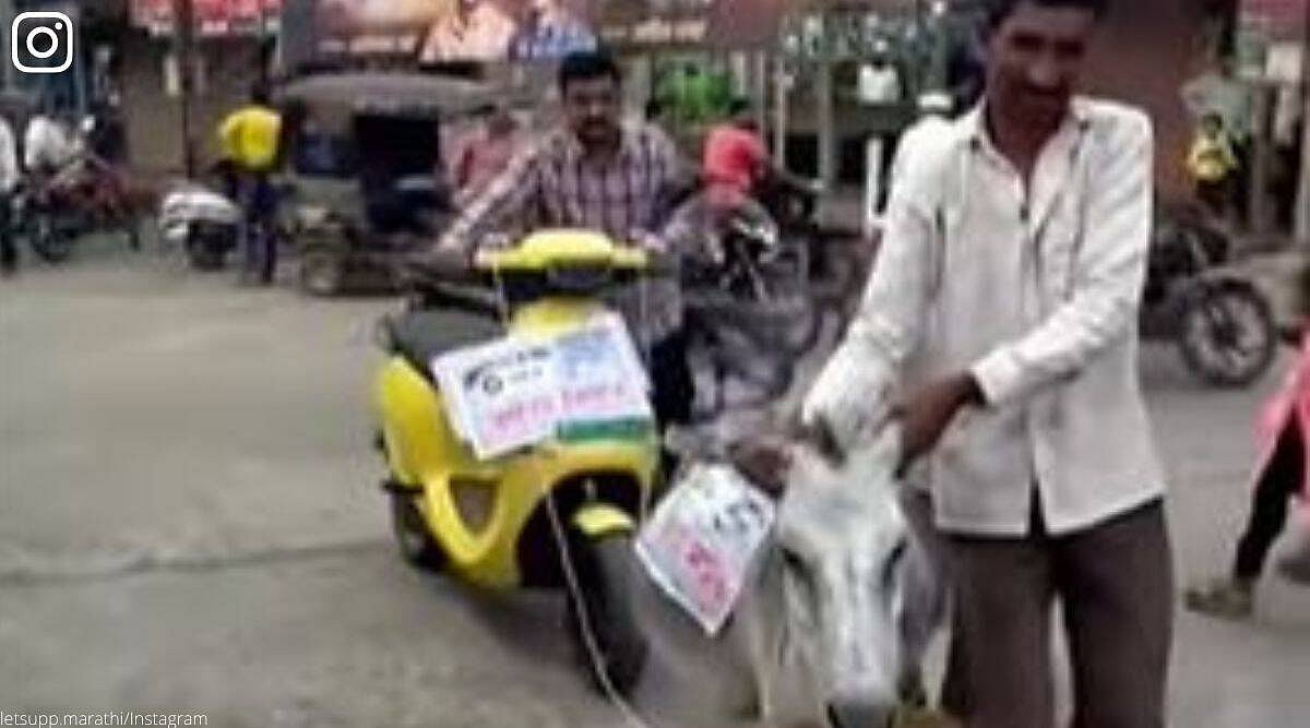 “ஆசையாய் வாங்கி ஆறே நாளில் பல முறை ரிப்பேர்” : கழுதையை கட்டி ‘ஓலா’ ஸ்கூட்டரை இழுத்துச் சென்ற வாலிபர் !
