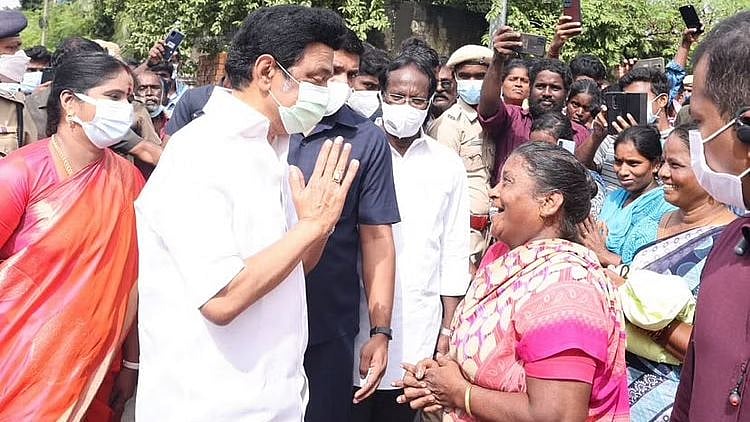 ஒரே ஆண்டில் மக்களின் அமோக ஆதரவை பெற்ற முதலமைச்சர் பட்டியலில் மு.க.ஸ்டாலினுக்கு முதலிடம்!